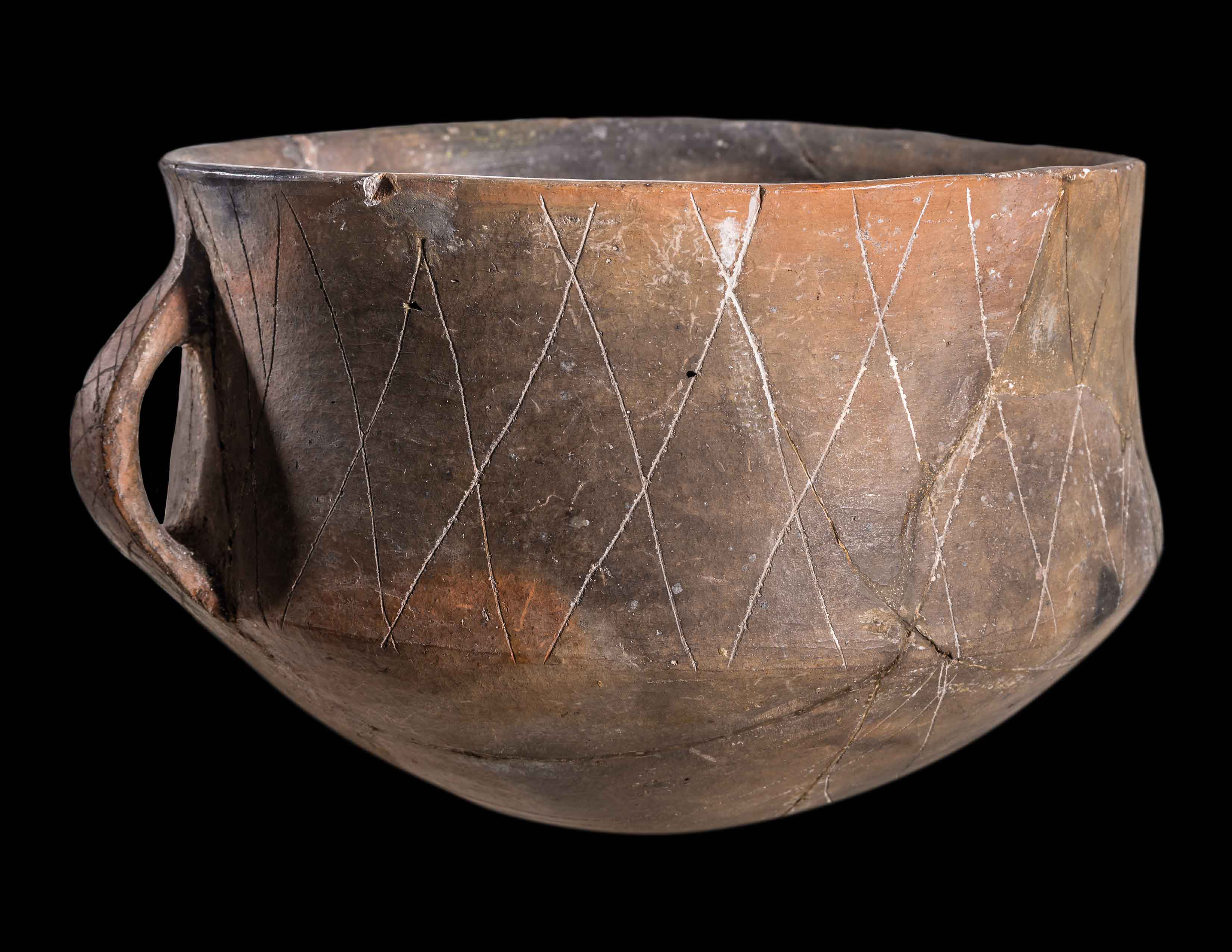 Carniated Bowl with One Handle and Incised Decoration