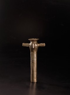 Scepter with grooved shaft decorated in a human head and three elongated bosses