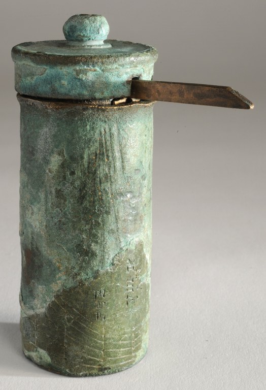 Image of a portable cylindrical pillar sundial with a sharp bronze nomon projecting from the top at a right angle to the main cylinder..