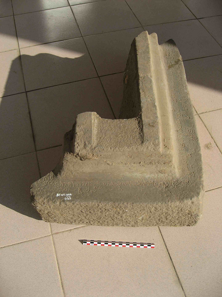 Photograph, with scale, showing the socle (face "d") of inscription . Taken in the Phan Rang Museum by Arlo Griffiths on .