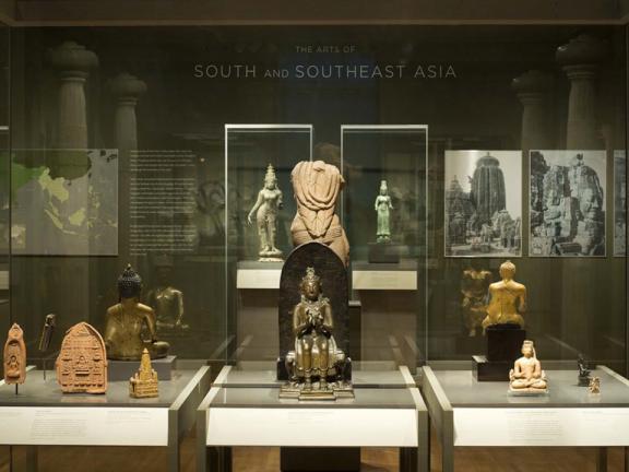 Fig. 59b: View of yakshi from behind in South Asian Gallery at MFA